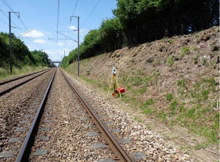 station-totale-bord-ligne-ferroviaire